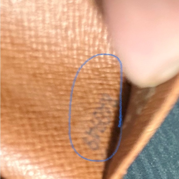 LV Monogram Middy (Medium) sized Wallet in EUC - Picture 8 of 14